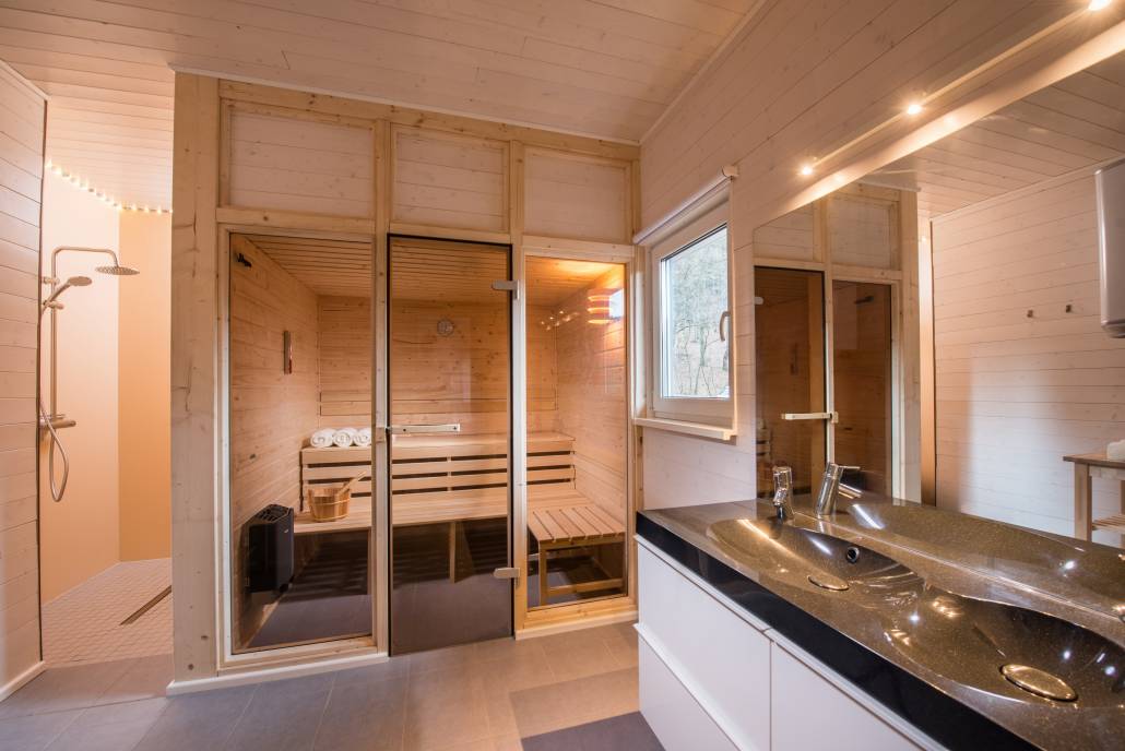 Genießen Sie ihre eigene Sauna in ihrem Ferienhaus und erfrischen Sie sich in den vielen Waldbächen vor ihrer Terrasse