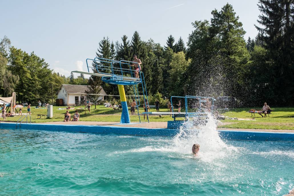 In den Sommermonaten genießen Sie ihre Flatrate für das Schwimmbad in nur 500 Meter Nähe zu ihrem Ferienhaus
