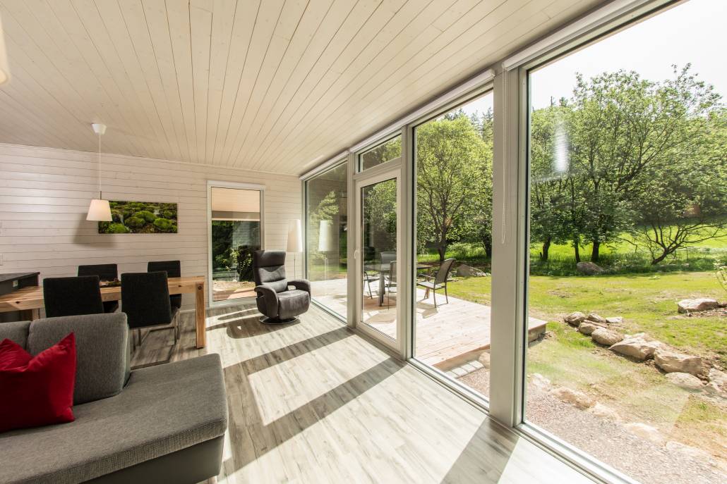Bodentiefe Dreifachverglasungen mit Blick in die Natur bestimmen die Architektur ihres Ferienhauses