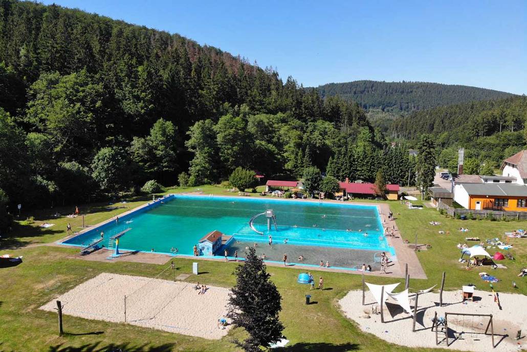 Das direkt an Ihren Ferienhauspark angrenzende Waldschwimmbad lockt in den warmen Monaten zu einem Ausflug ins kühlende Nass.