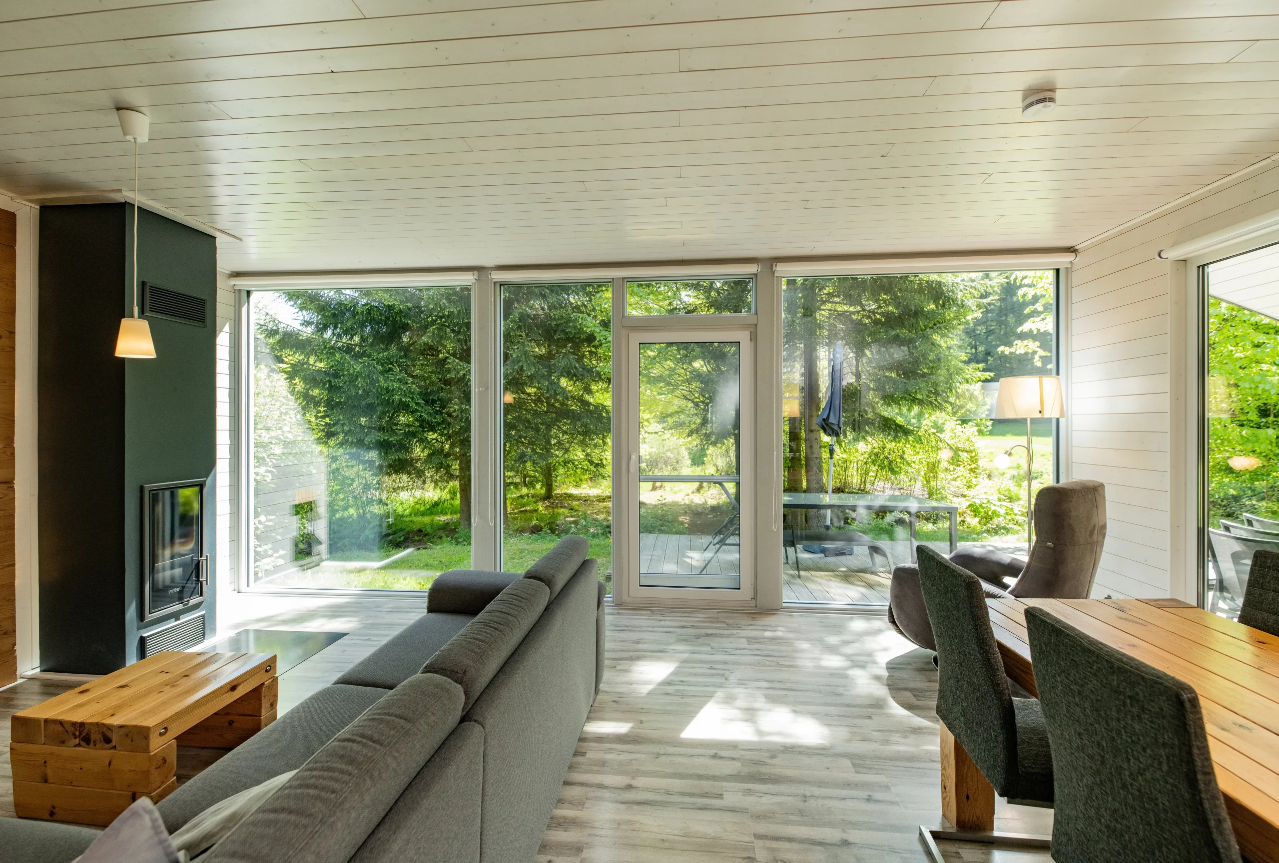 Der Blick aus dem Haus in die Natur, direkt durch die Glasfront des Ferienhauses in Ruhla, Thüringer Wald.