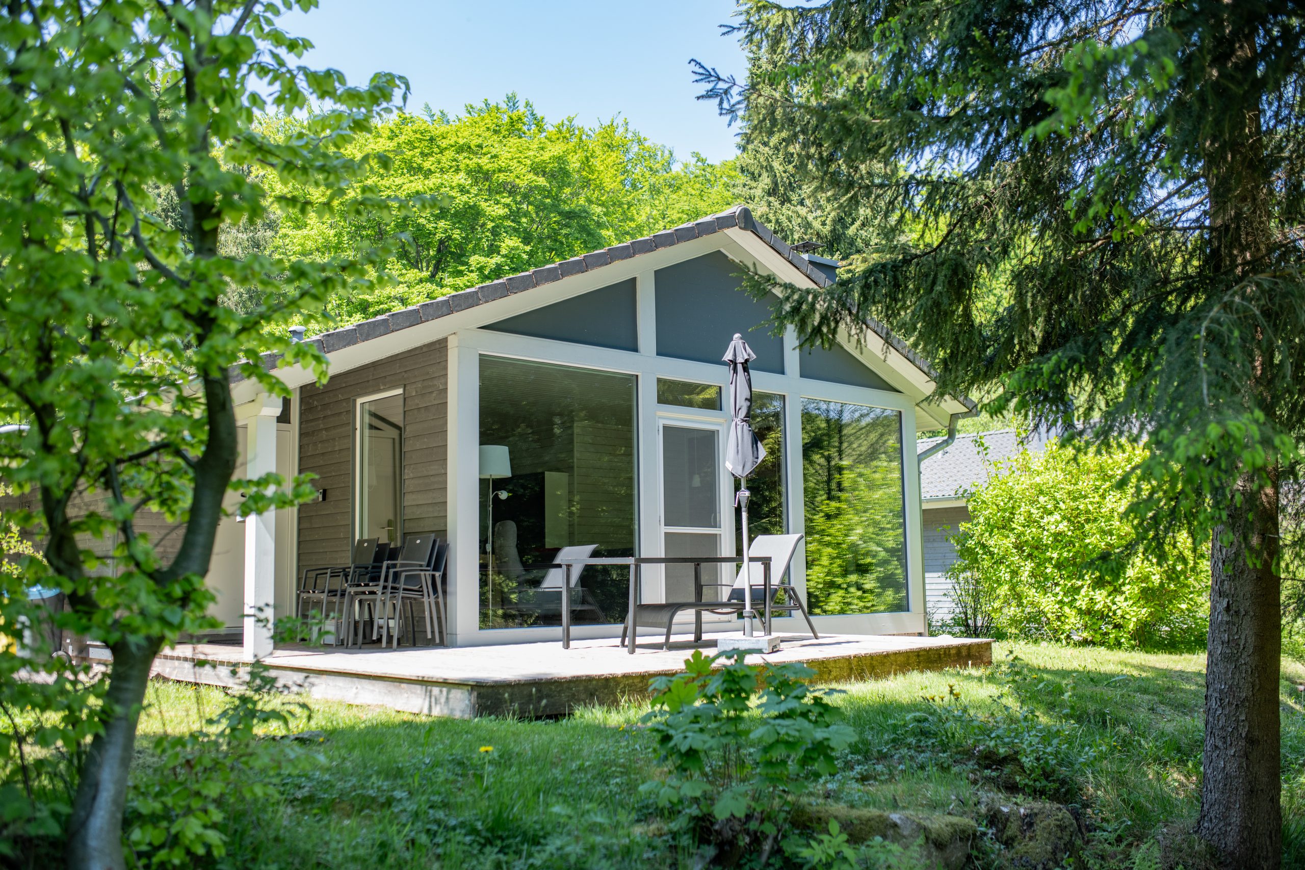 Ein Blick auf eines der Ferienhäuser der Ferienhaus Lichtung in Ruhla, viel Grün, viel Ruhe.
