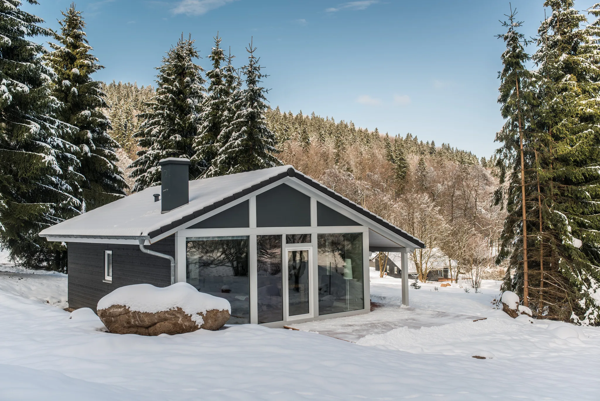 Das Ferienhaus bis zu zwei Personen im Winter, ein Blick auf die Panoramafront des Hause inmitten der Natur.