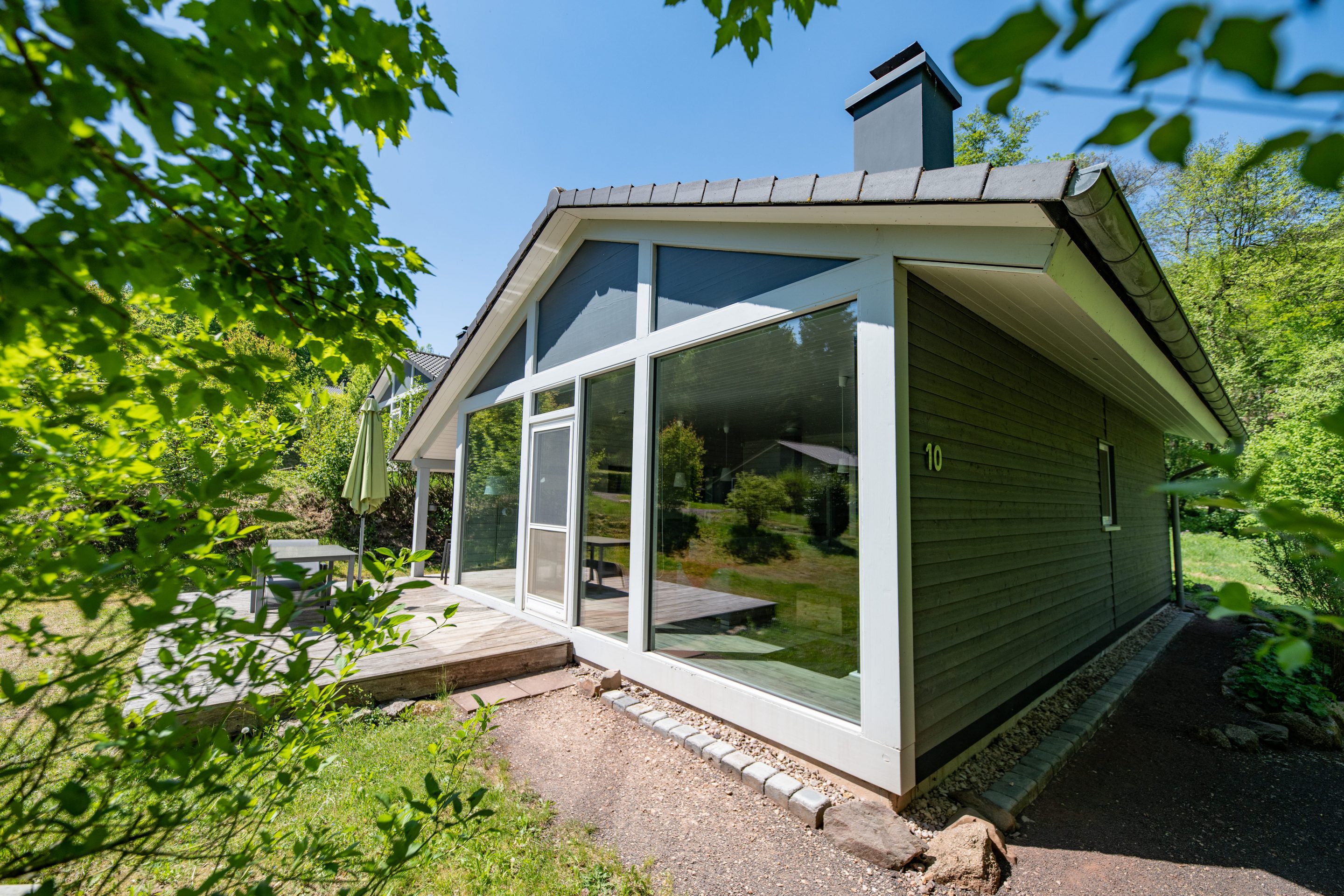 Modernes Ferienhaus bis vier Personen mit großen Panoramafenstern und sonniger Terrasse, innen mit Infrarotkabine ausgestattet.