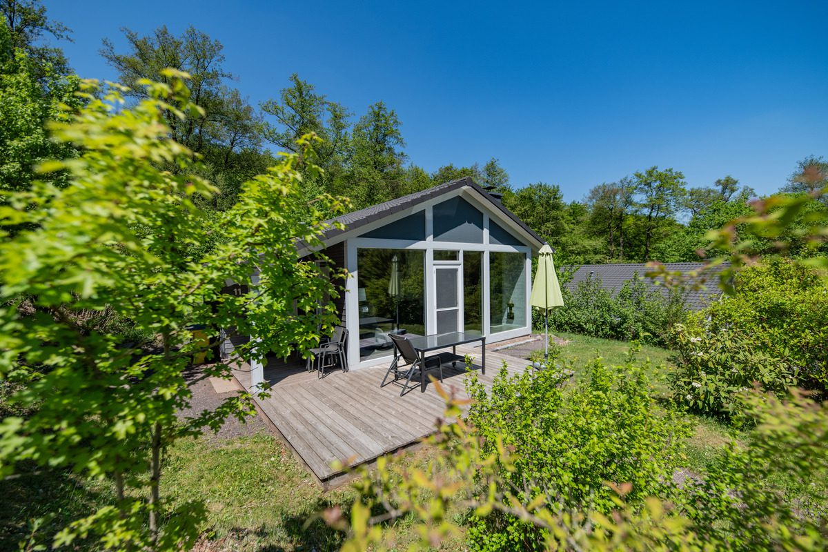 Blick auf das Ferienhaus mit Außensauna und Kamin im Thüringer Wald.