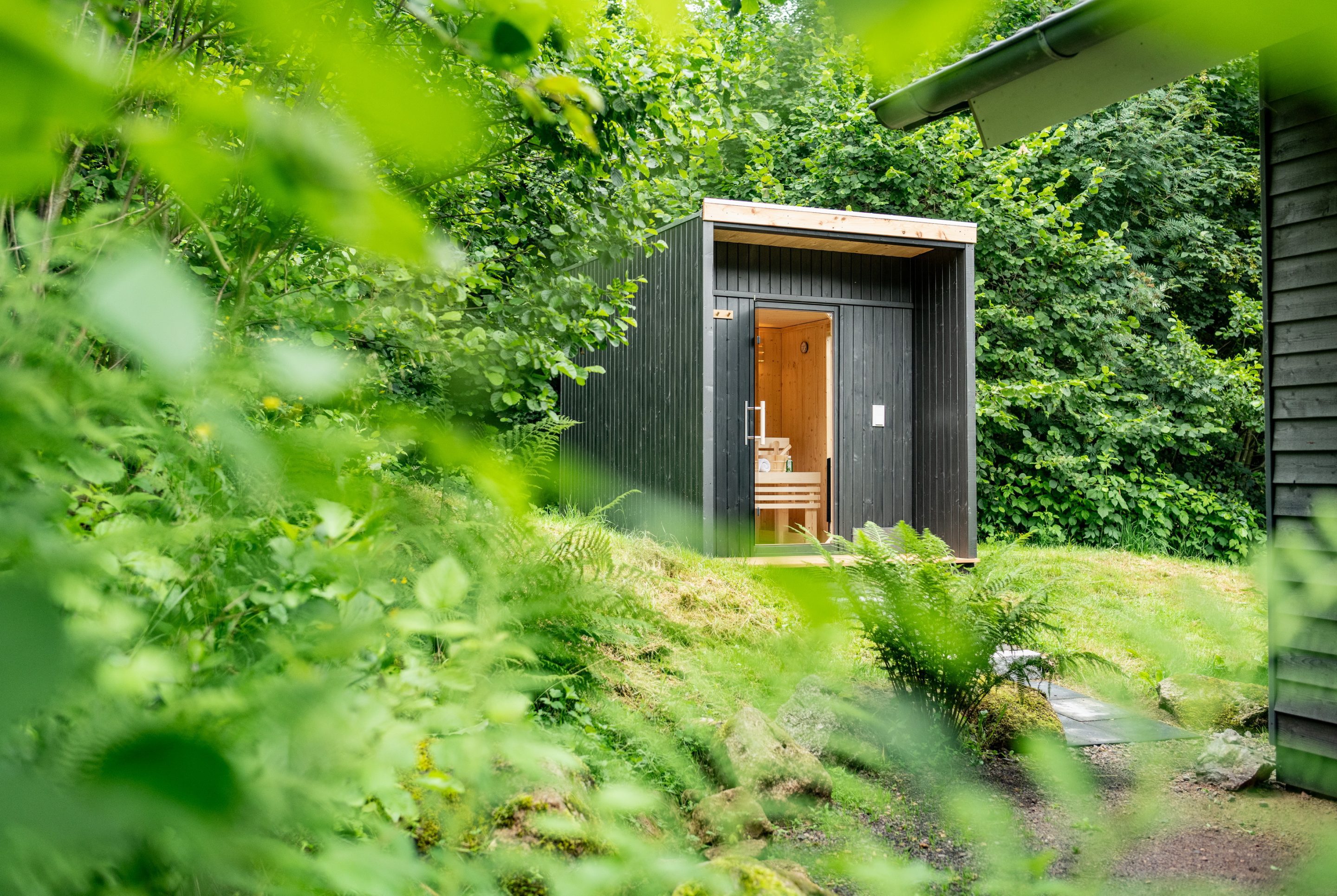 Die Außensauna am Ferienhaus mit Kamin.