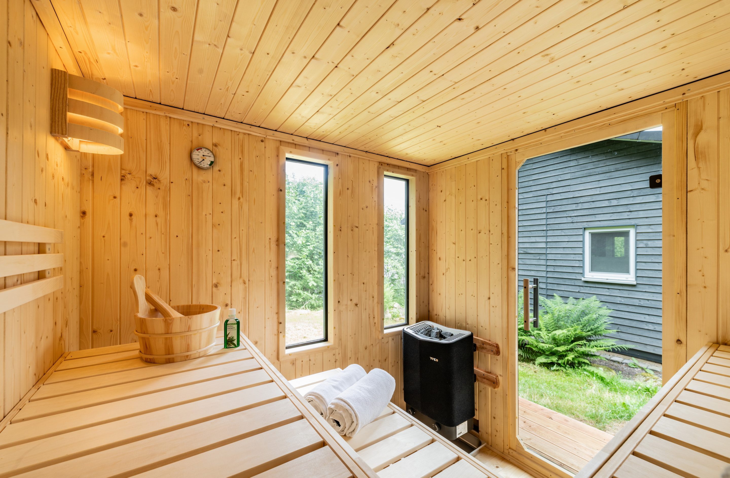 Blick aus der Außensauna zum Ferienhaus mit Kamin im Thüringer Wald.