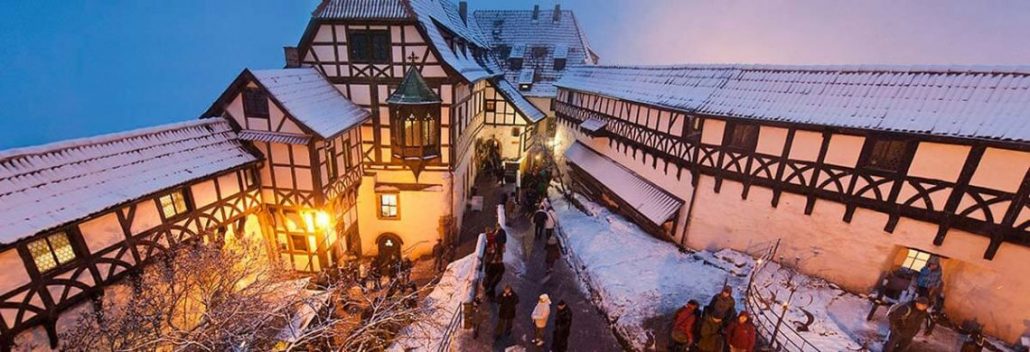 der Wartburg Weihnachtsmarkt in den Hof der Vorburg geschaut.